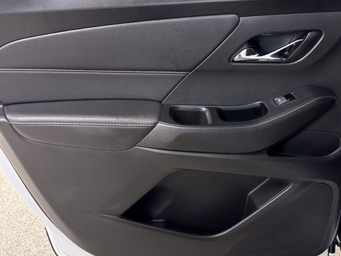 Used 2023 Chevrolet Traverse RS image 9