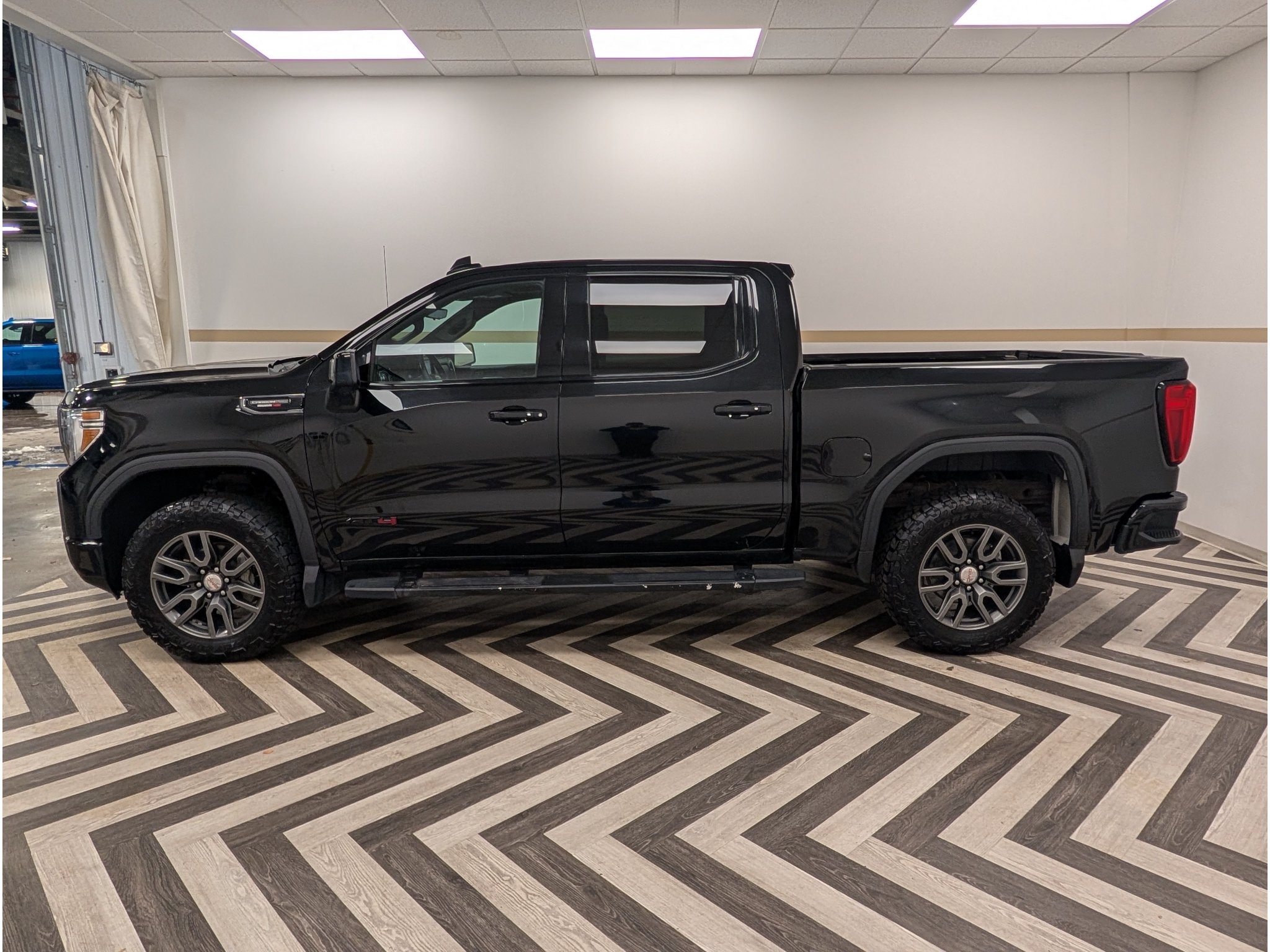 Used 2020 GMC Sierra 1500 AT4 w/ AT4 Premium Package AWD/4WD image 3