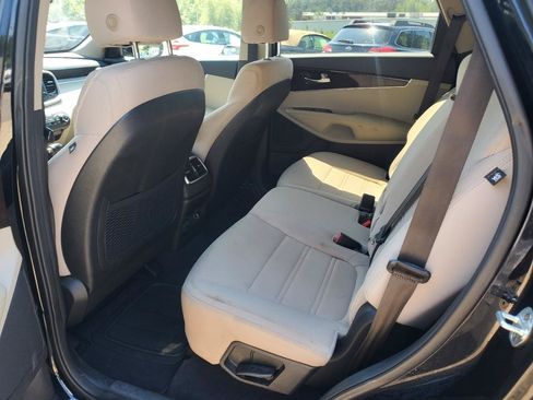 Used 2018 Kia Sorento FWD image 13