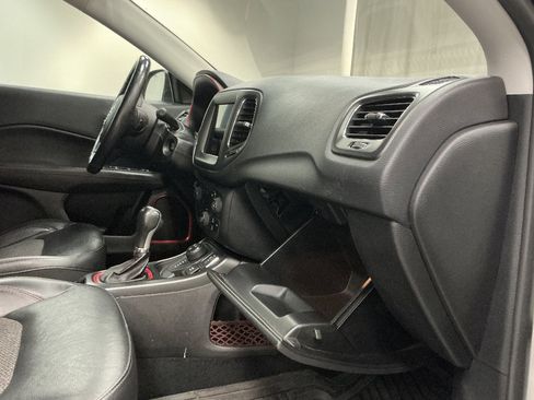 Used 2019 Jeep Compass Trailhawk w/ Cold Weather Group AWD/4WD image 32