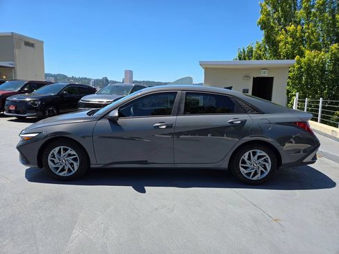 Used 2025 Hyundai Elantra Hybrid FWD image 6