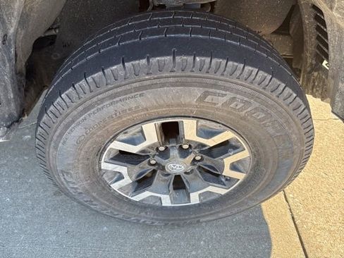 Used 2020 Toyota Tacoma TRD Off-Road image 23