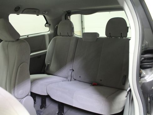 Used 2014 Toyota Sienna LE image 19