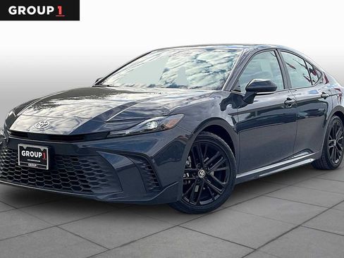 Used 2025 Toyota Camry SE image 1