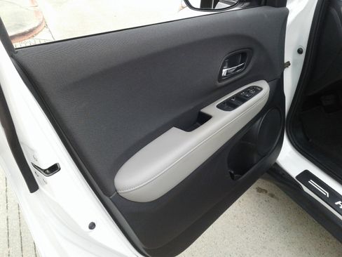 Used 2021 Honda HR-V LX image 16