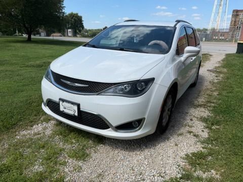 Used 2017 Chrysler Pacifica Touring-L FWD image 2