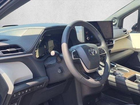 Used 2025 Toyota Sienna Platinum AWD/4WD image 5