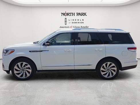 Used 2022 Lincoln Navigator Reserve AWD/4WD image 8