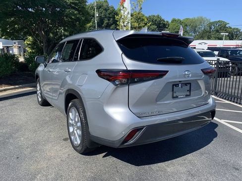 Certified 2024 Toyota Highlander Limited FWD image 6