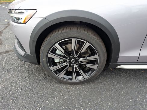 New 2026 Volvo V60 B5 Cross Country Ultra w/ Protection Package Premier image 25