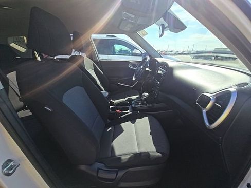 Certified 2022 Kia Soul LX w/ Technology Package FWD image 7