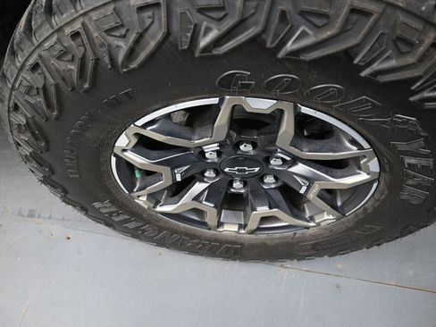 Used 2023 Chevrolet Colorado ZR2 AWD/4WD image 9