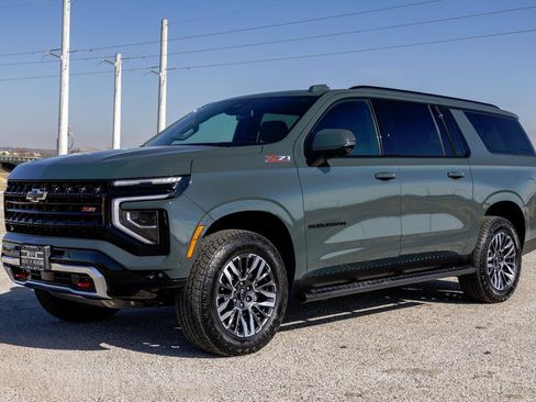 Used 2025 Chevrolet Suburban Z71 w/ Comfort Package image 3