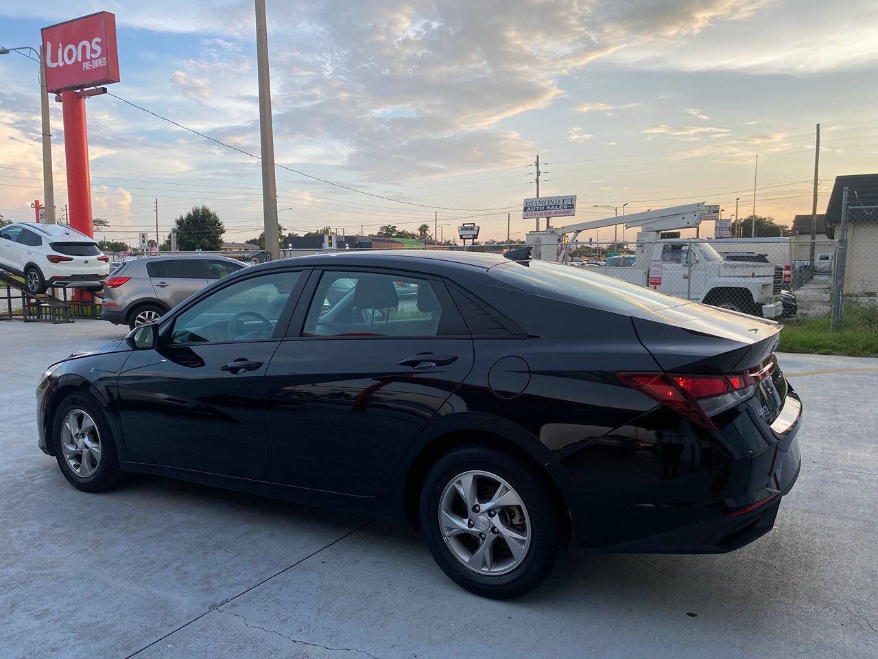 Used 2021 Hyundai Elantra SE FWD image 4