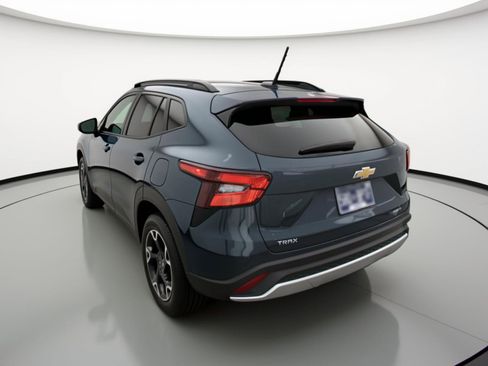 Used 2025 Chevrolet Trax LT FWD image 6
