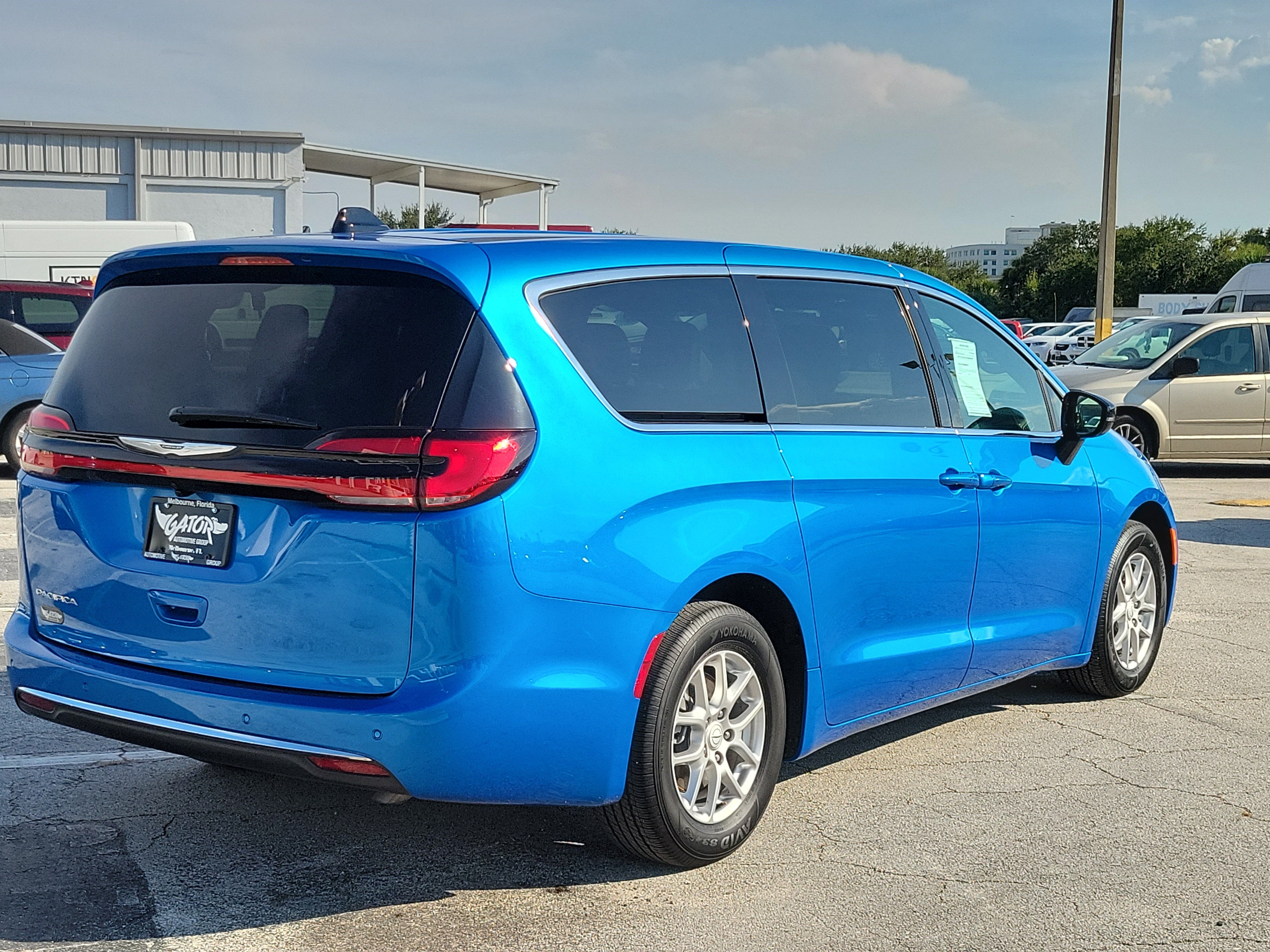 Used 2026 Chrysler Pacifica Select FWD image 4