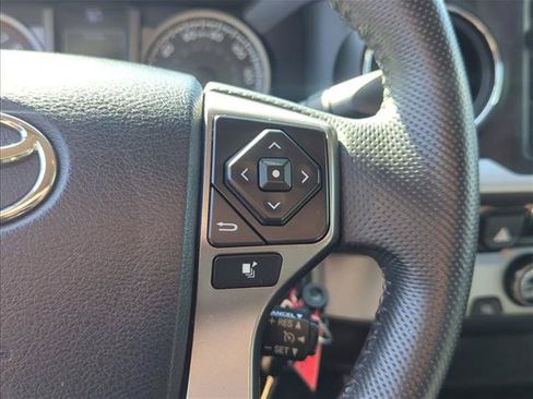 Used 2017 Toyota Tacoma SR5 RWD image 14