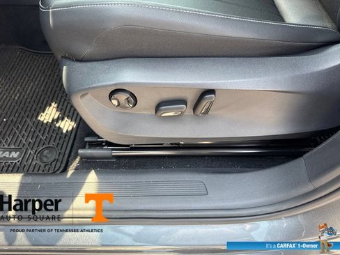 Used 2023 Volkswagen Tiguan SE w/ Panoramic Sunroof Package FWD image 18