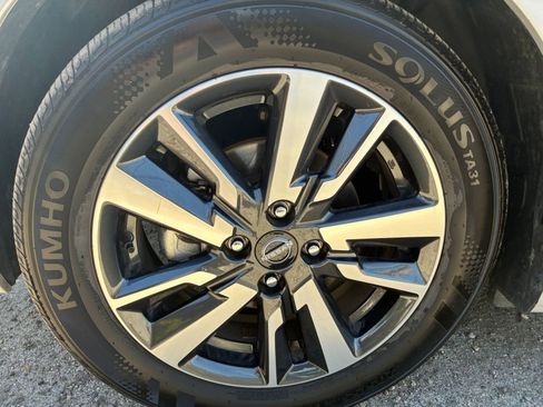 Used 2025 Nissan Versa SV image 28