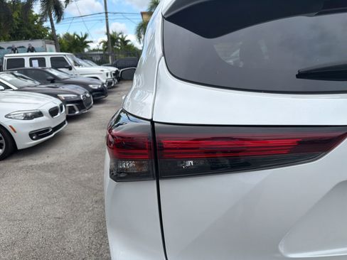 Used 2024 Toyota Highlander XLE FWD image 19