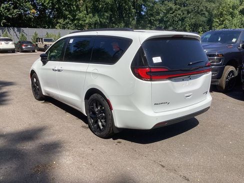 New 2026 Chrysler Pacifica Limited w/ Uconnect Theater Family Group AWD/4WD image 5