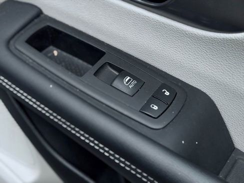 Used 2023 Chrysler Pacifica Touring-L FWD image 17