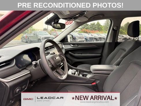 Used 2023 Jeep Grand Cherokee Laredo AWD/4WD image 19