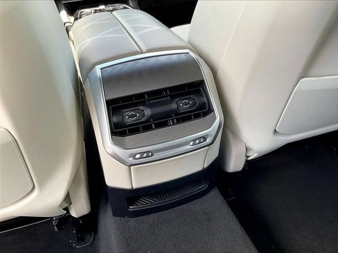 Used 2023 BMW i7 xDrive60 AWD/4WD image 10