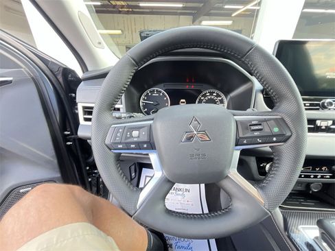 New 2025 Mitsubishi Outlander SE image 14