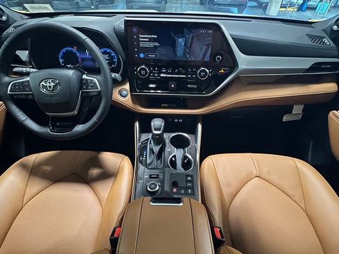 New 2025 Toyota Highlander Platinum image 20