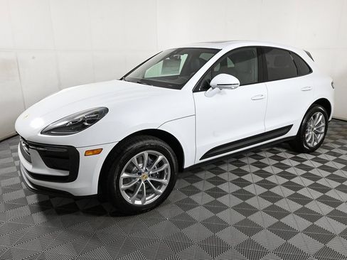 Certified 2025 Porsche Macan AWD image 2