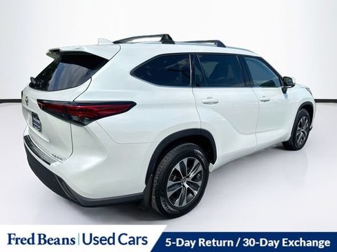 Used 2022 Toyota Highlander XLE AWD/4WD image 9