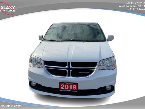 Used 2019 Dodge Grand Caravan SXT image 2