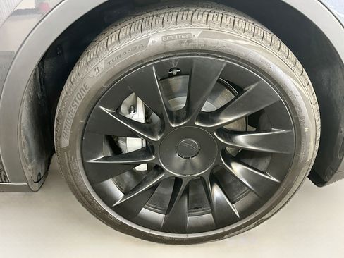 Used 2024 Tesla Model Y Long Range AWD/4WD image 11