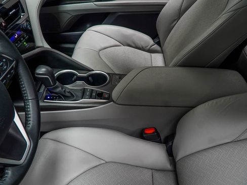 Used 2024 Toyota Camry XLE FWD image 20