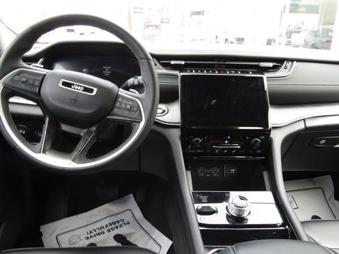 Used 2023 Jeep Grand Cherokee L Limited AWD/4WD image 10