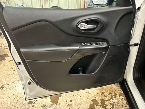 Used 2016 Jeep Cherokee Latitude w/ Cold Weather Group image 14