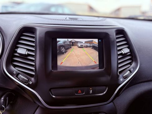 Used 2021 Jeep Cherokee Latitude FWD image 15