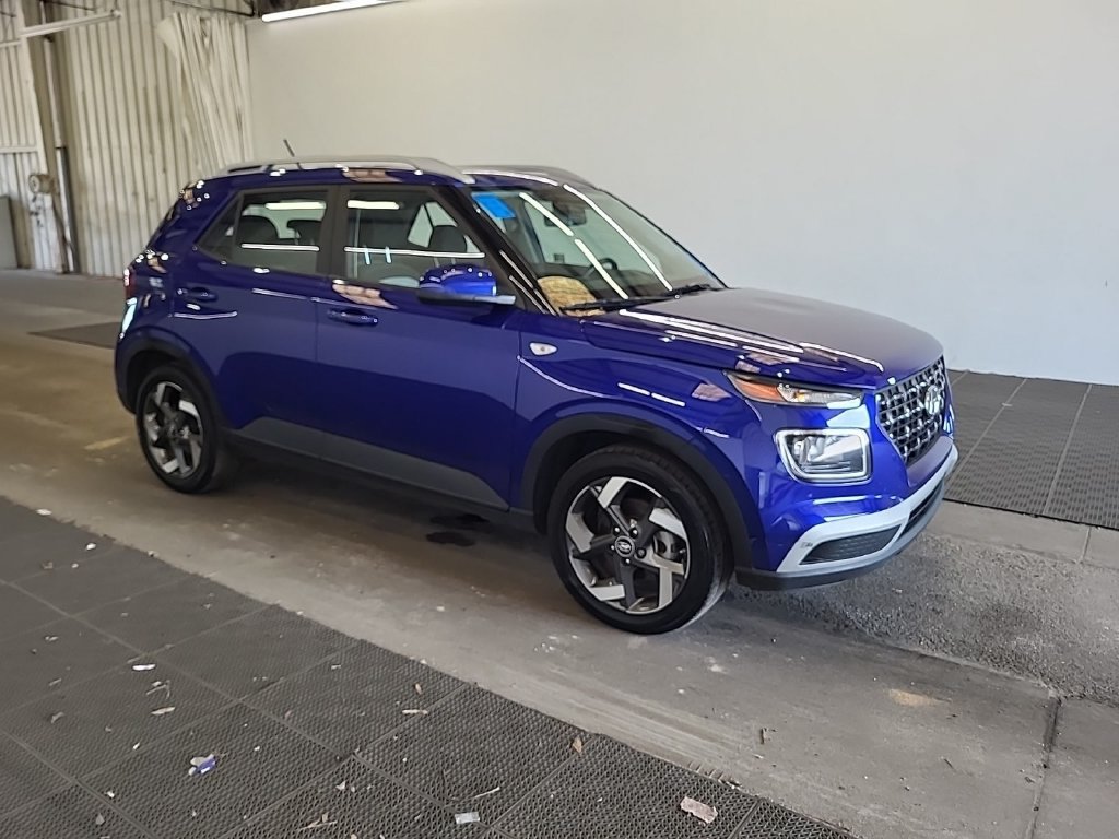 Used 2024 Hyundai Venue SEL FWD image 2