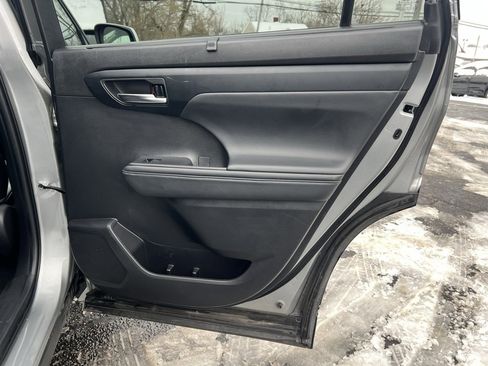 Used 2022 Toyota Highlander XLE image 23