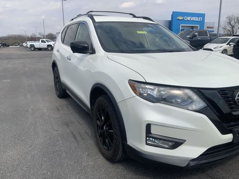 Used 2018 Nissan Rogue SV w/ Premium Package image 10