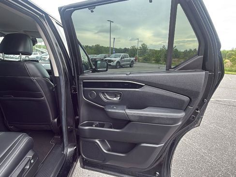 Used 2025 Honda Pilot EX-L image 18