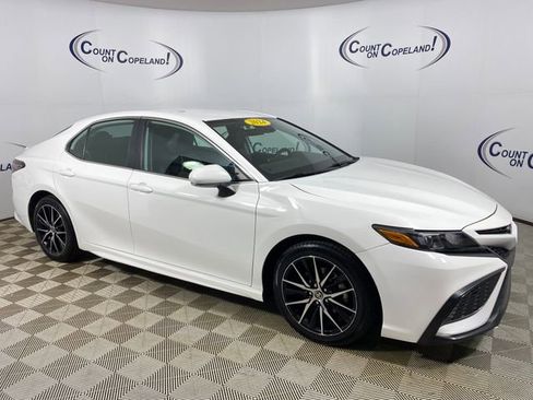 Used 2024 Toyota Camry SE FWD image 1