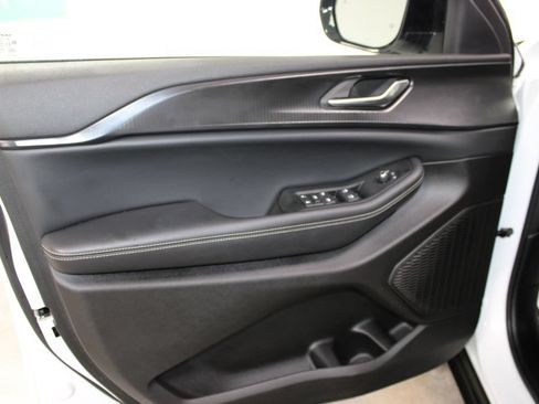Used 2024 Jeep Grand Cherokee L Altitude AWD/4WD image 17