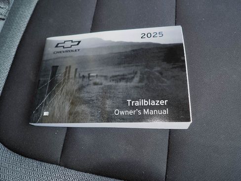 Used 2025 Chevrolet TrailBlazer LT w/ LT Cold Weather Package FWD image 37