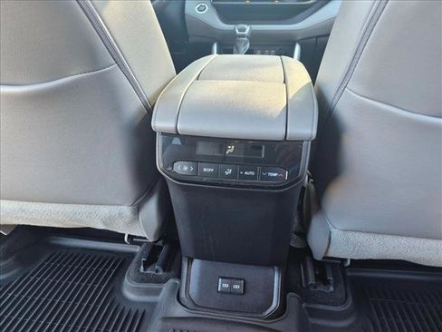 Used 2023 Toyota Highlander XLE FWD image 14