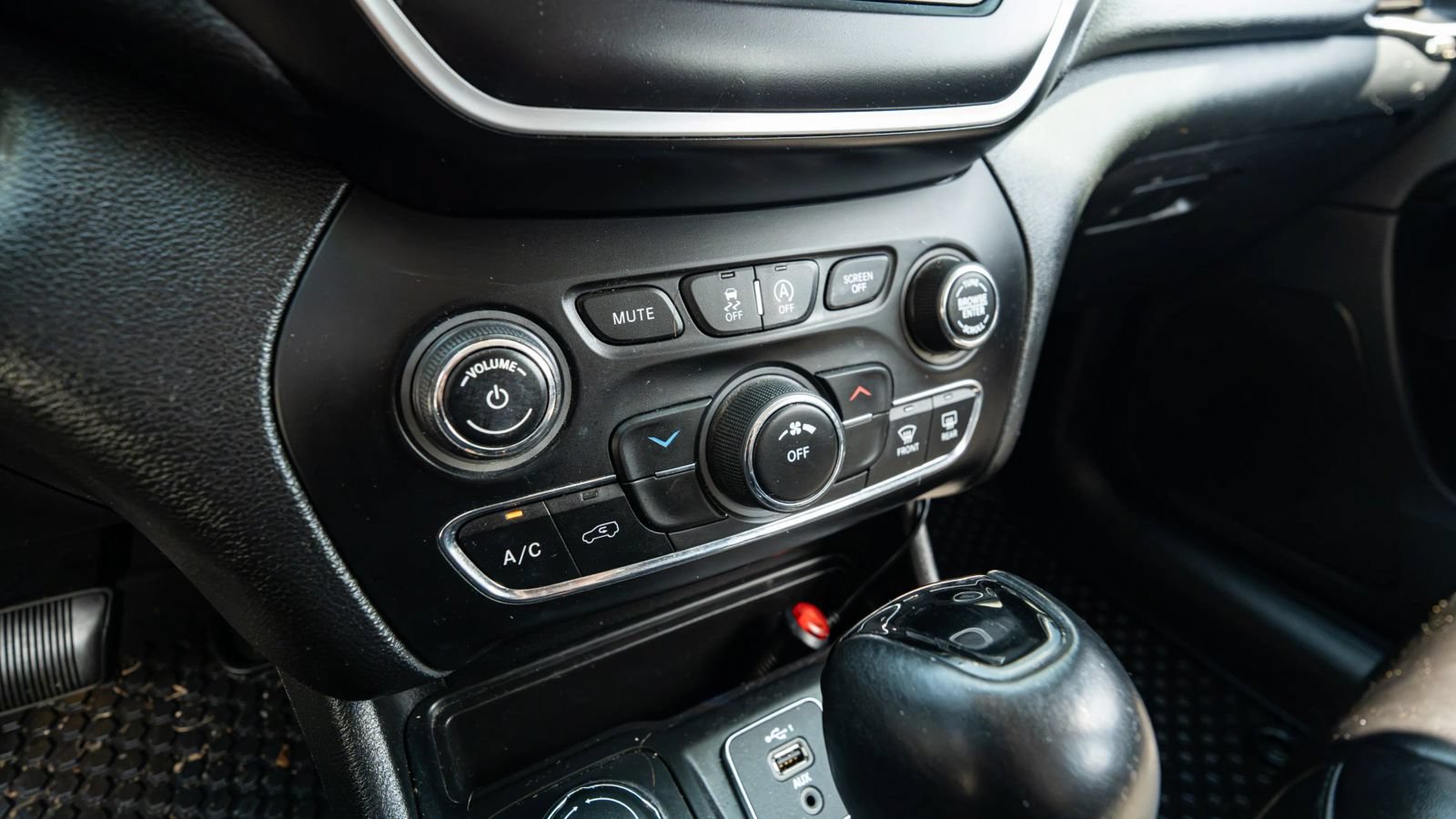 Used 2019 Jeep Cherokee Latitude Plus AWD/4WD image 37