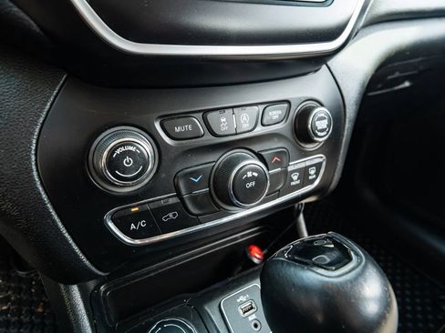 Used 2019 Jeep Cherokee Latitude Plus AWD/4WD image 37
