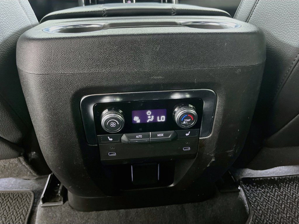 Used 2025 GMC Yukon Denali AWD/4WD image 32