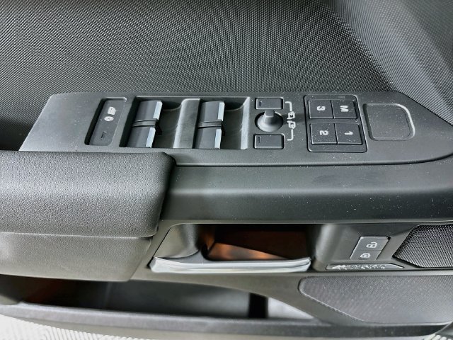 New 2026 Land Rover Defender 110 X-Dynamic SE AWD/4WD image 19